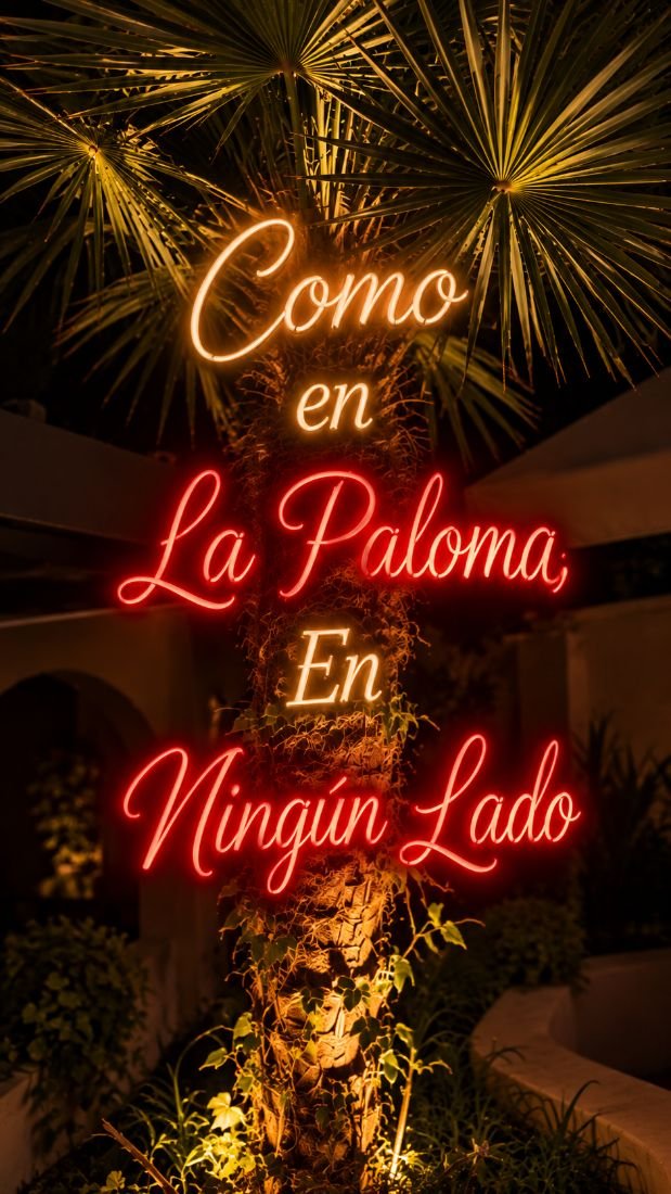 Como en La Paloma, en ningún lado: eslogan en luces de neón en la terraza de La Paloma, Alcorcón