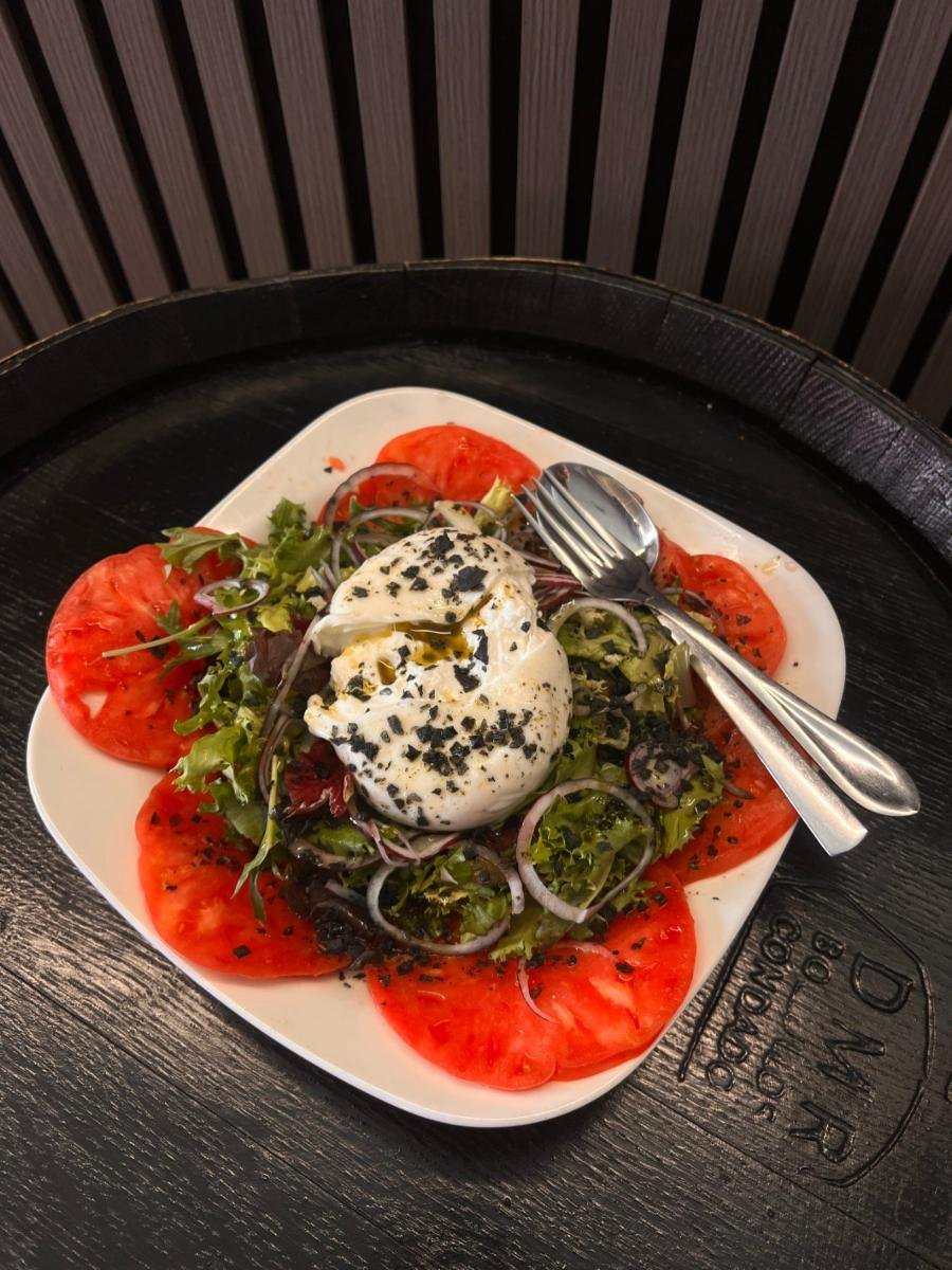 Ensalada de tomate y burrata en La Paloma, bar restaurante en Alcorcón