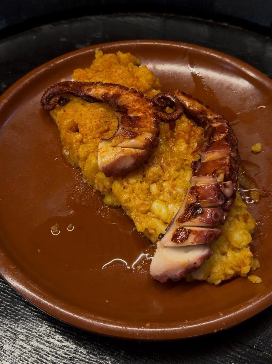 Pata de pulpo sobre patata pochada en La Paloma, bar restaurante en Alcorcón