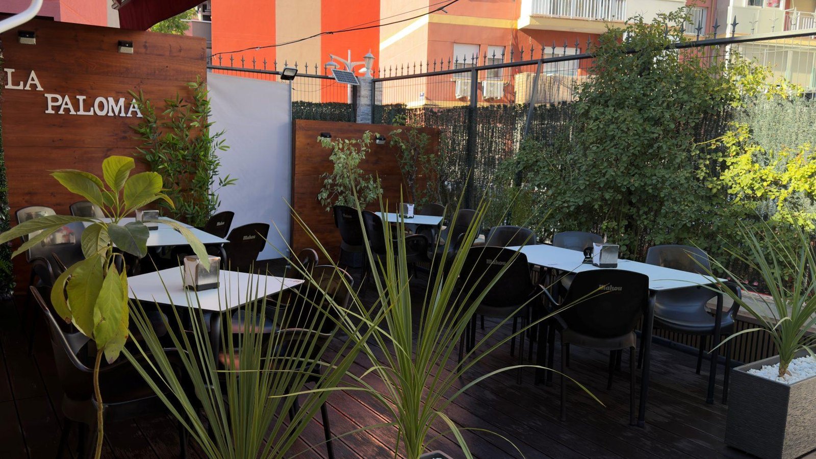 Terraza exterior reformada de La Paloma en Alcorcón